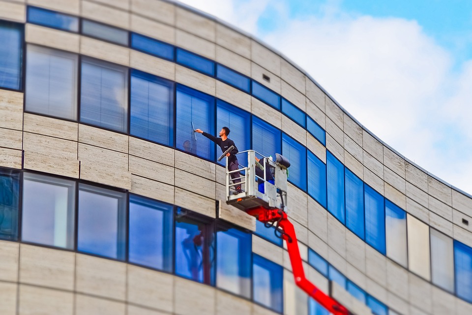 Cleaning Building Windows - Best Practices